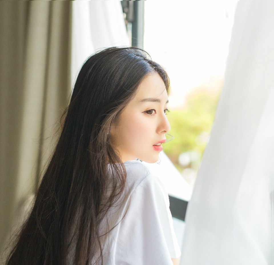 “比之刘璋如何？”庞统没有回答，而是反看向此人，微笑道。